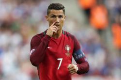 开云体育中国-伯纳乌篮球上帝降临，当詹姆斯用跨界统治力改写欧冠之夜