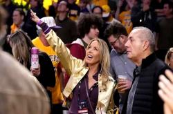 开云APP-湖人队内部矛盾曝光，球队氛围受影响