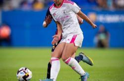 开云APP-马德里竞技女足球员展示球技技巧