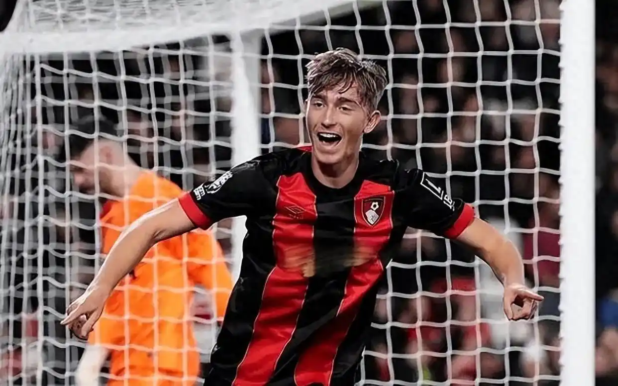 皇马队与切尔西队争夺AC米兰的中场球员