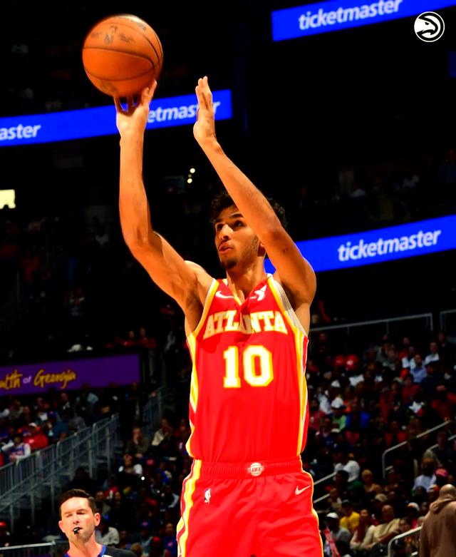 老鹰队新秀表现出色,球队升起爆发潜力 老鹰队新秀表现出色,球队升起爆发潜力