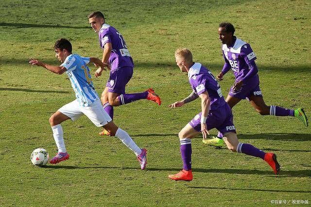 阿尔拉图马和马士西伊队员全情投入比赛,力争取胜 阿尔拉图马和马士西伊队员全情投入比赛,力争取胜