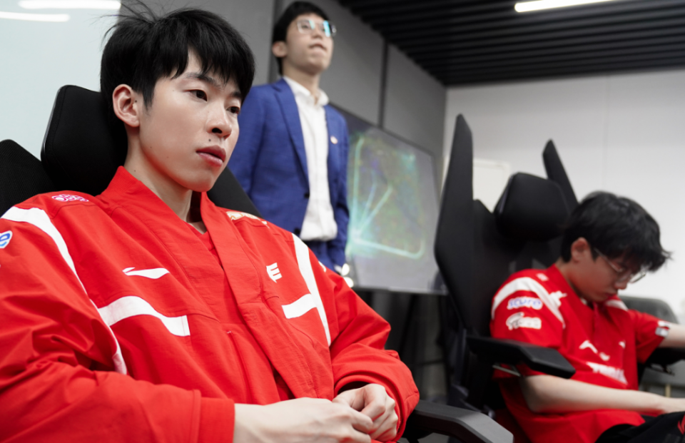 HLE轻取CLG,Meiko开启传奇时刻激烈交锋小组赛,点燃全场激情 HLE轻取CLG,Meiko开启传奇时刻激烈交锋小组赛,点燃全场激情