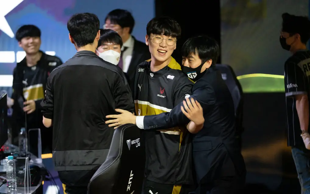 RNG血洗FNC,Chovy团战一打五焦点之战入围赛,技惊四座 RNG血洗FNC,Chovy团战一打五焦点之战入围赛,技惊四座