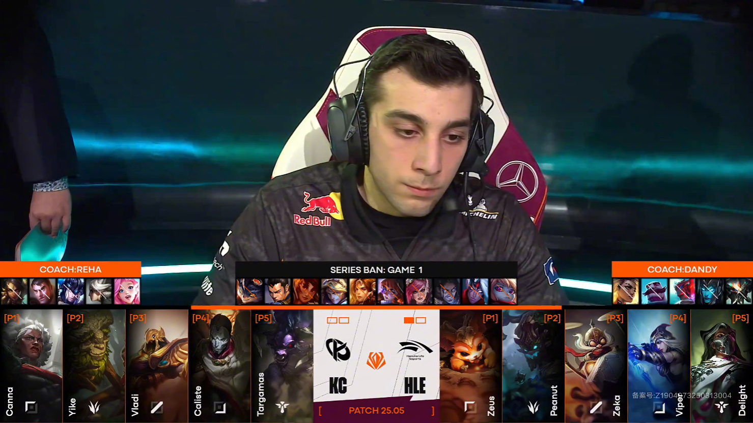 包含HLE险胜FNC，Deft打出惊人五杀峡谷大战入围赛，强势挺进下一轮的词条