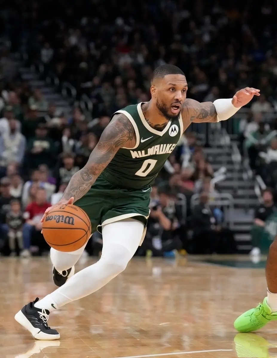 雄鹿主场大胜凯尔特人,夺得八连胜 雄鹿主场大胜凯尔特人,夺得八连胜