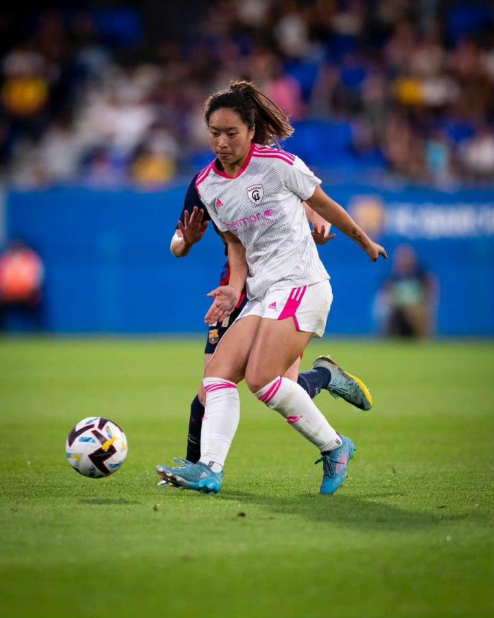 马德里竞技女足球员展示球技技巧 马德里竞技女足球员展示球技技巧