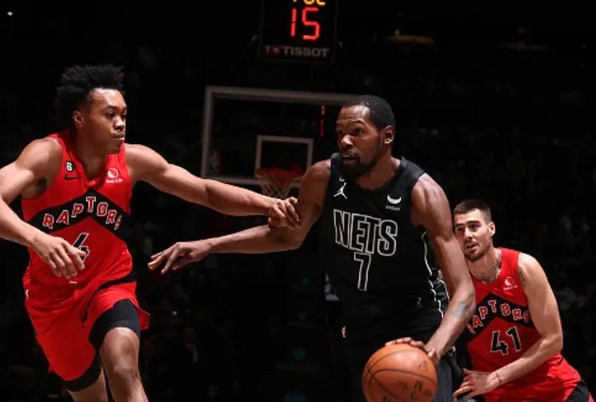 篮网队横扫雄鹿队，气势如虹进入总决赛