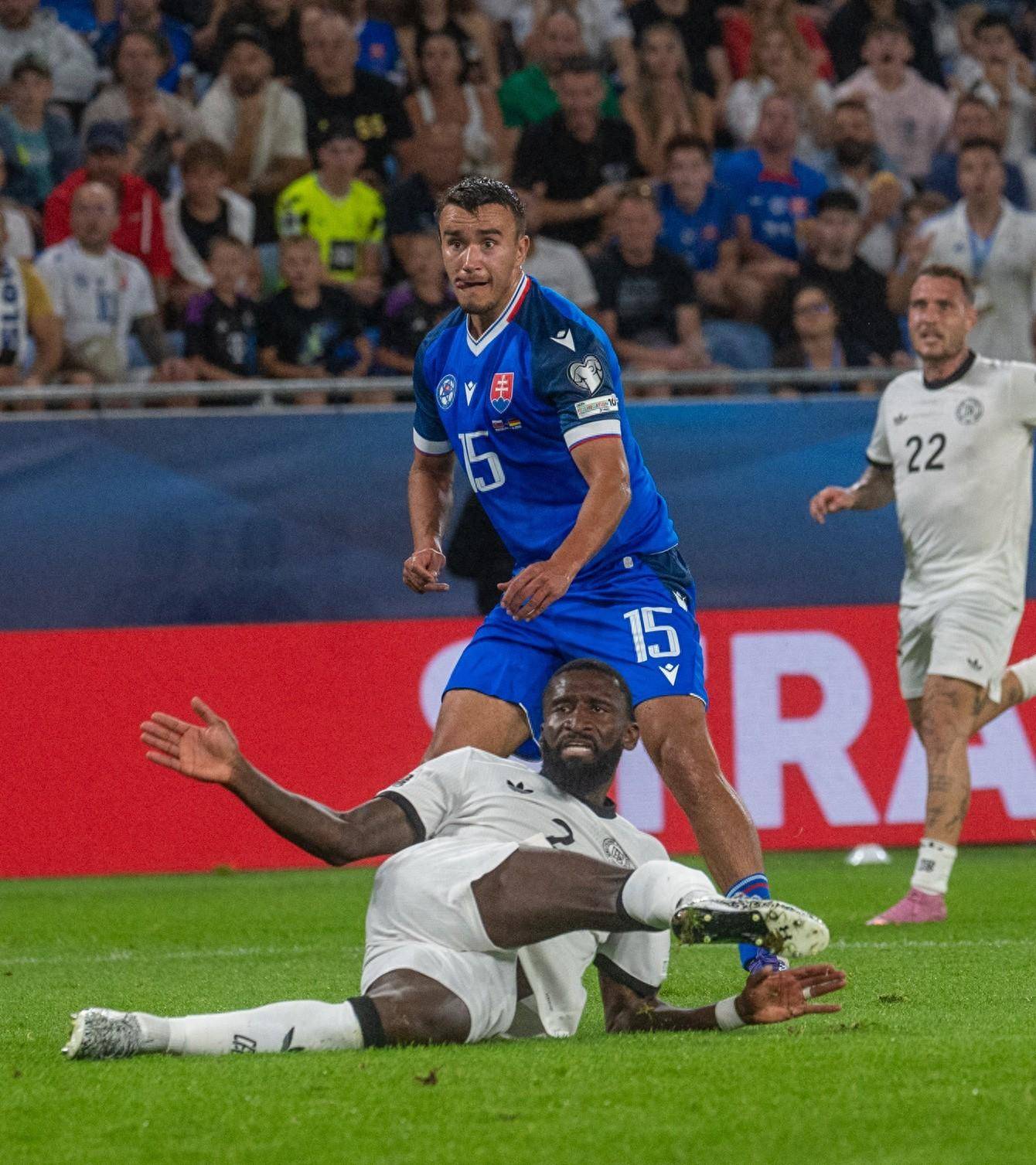 欧预赛强队交锋引爆热议,全球球迷关注焦点战 欧预赛强队交锋引爆热议,全球球迷关注焦点战