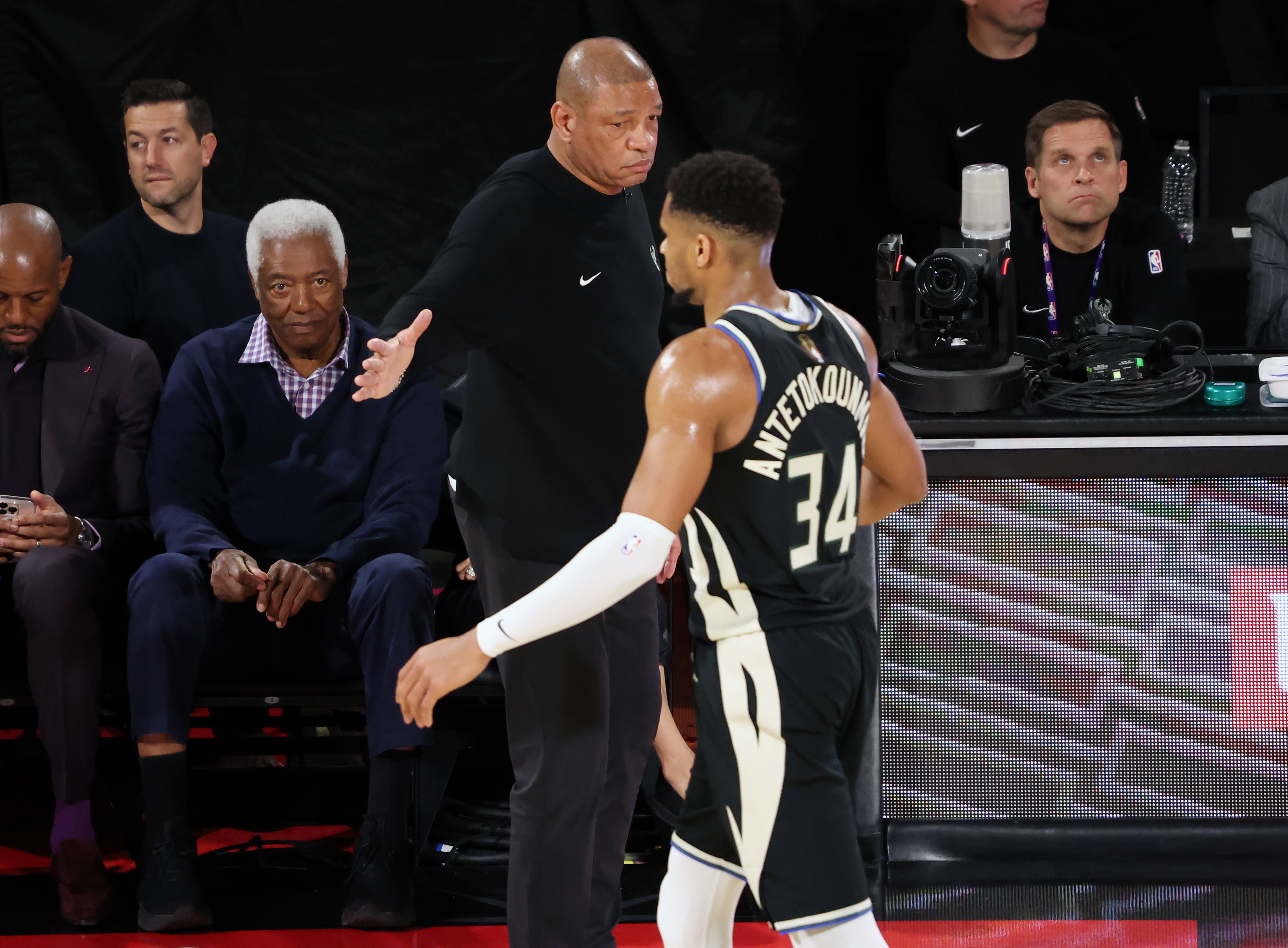 雄鹿主场大胜骑士，字母哥29分16篮板再度发威的简单介绍