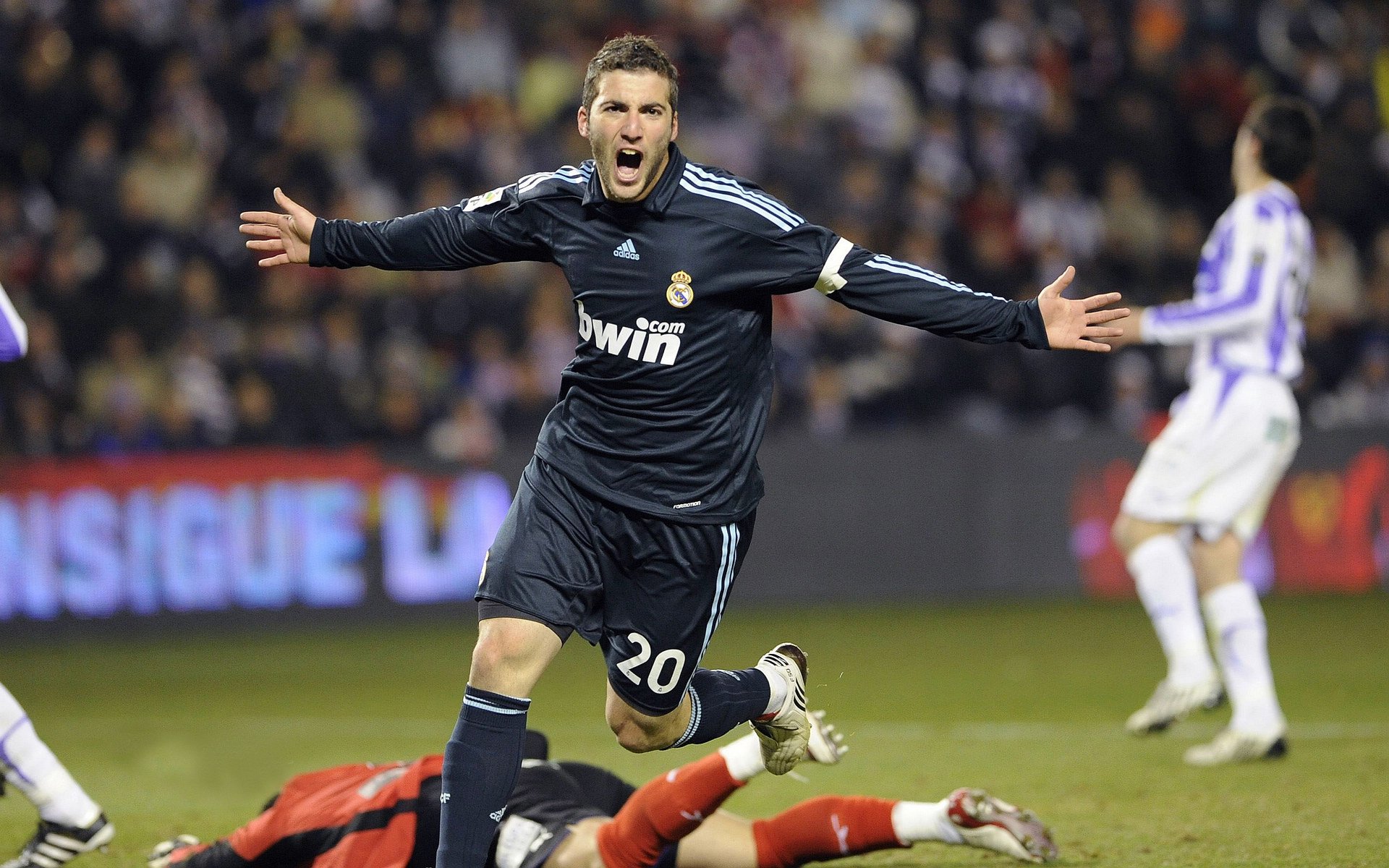 防守的兵法,尼日利亚锁死巴拉圭,与莫德里奇攻防两端的孤独王冠