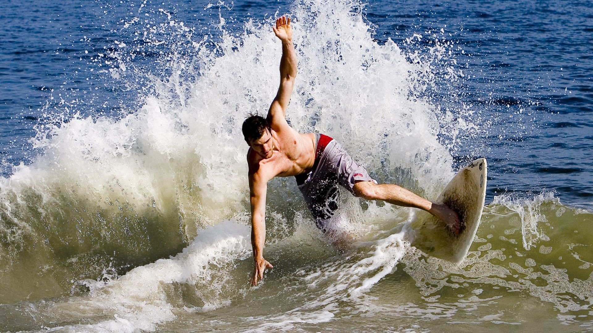 血脉与铁翼，阿斯顿马丁鏖战梅赛德斯，汉密尔顿带队取胜